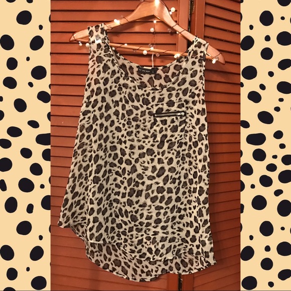 Animal print sleeveless blouse w zip pocket - Picture 3 of 8